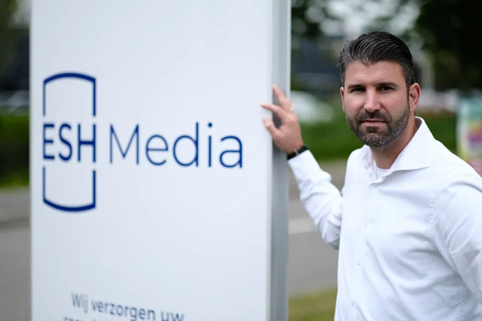 Houten heeft A0 displays van ESH Media